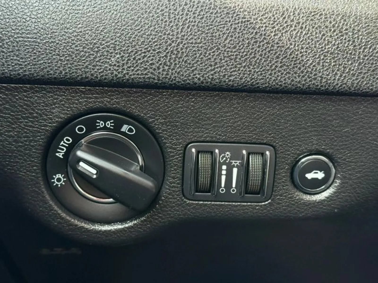 Used 2019 Chrysler 300 Touring RWD image 32