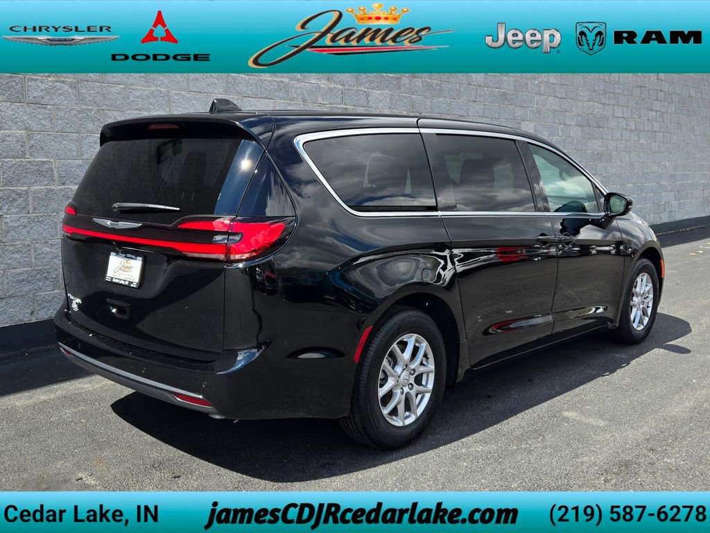 Used 2026 Chrysler Pacifica Select FWD image 5