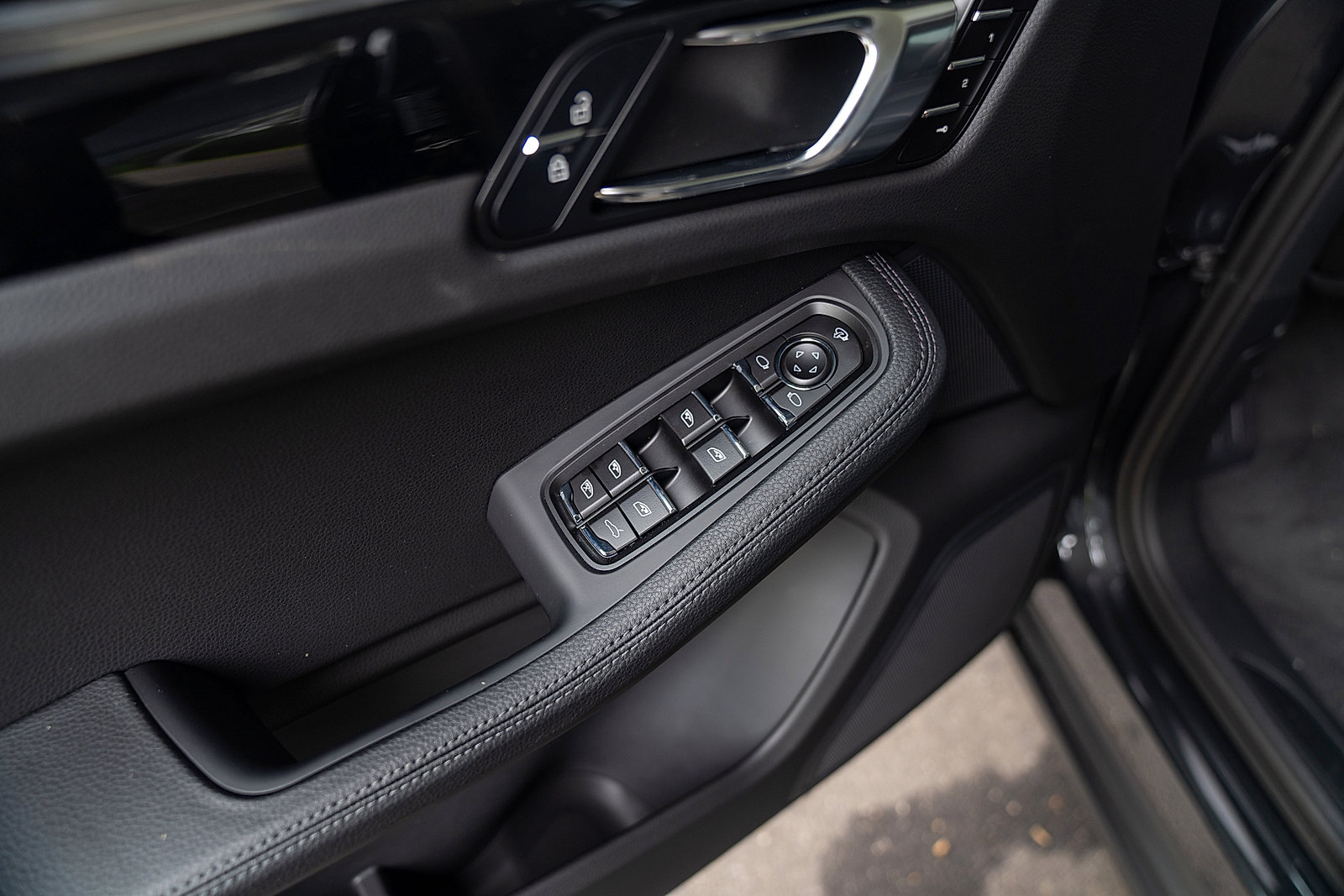 Used 2025 Porsche Macan Base image 17