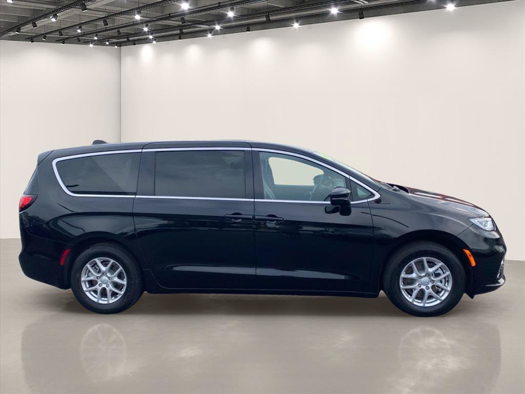 Used 2026 Chrysler Pacifica Select FWD image 8