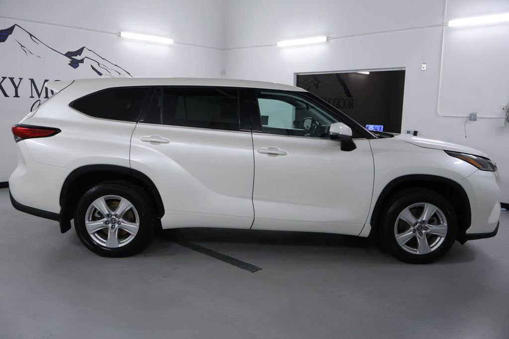Used 2021 Toyota Highlander LE image 8