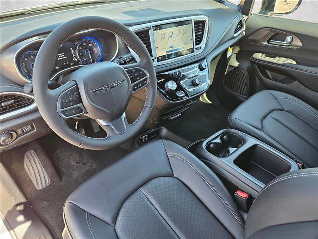 New 2026 Chrysler Pacifica Select video 3