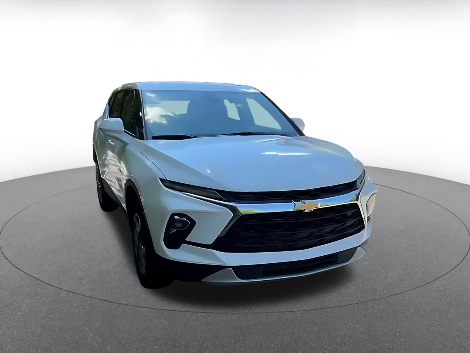 Used 2026 Chevrolet Blazer LT FWD image 3