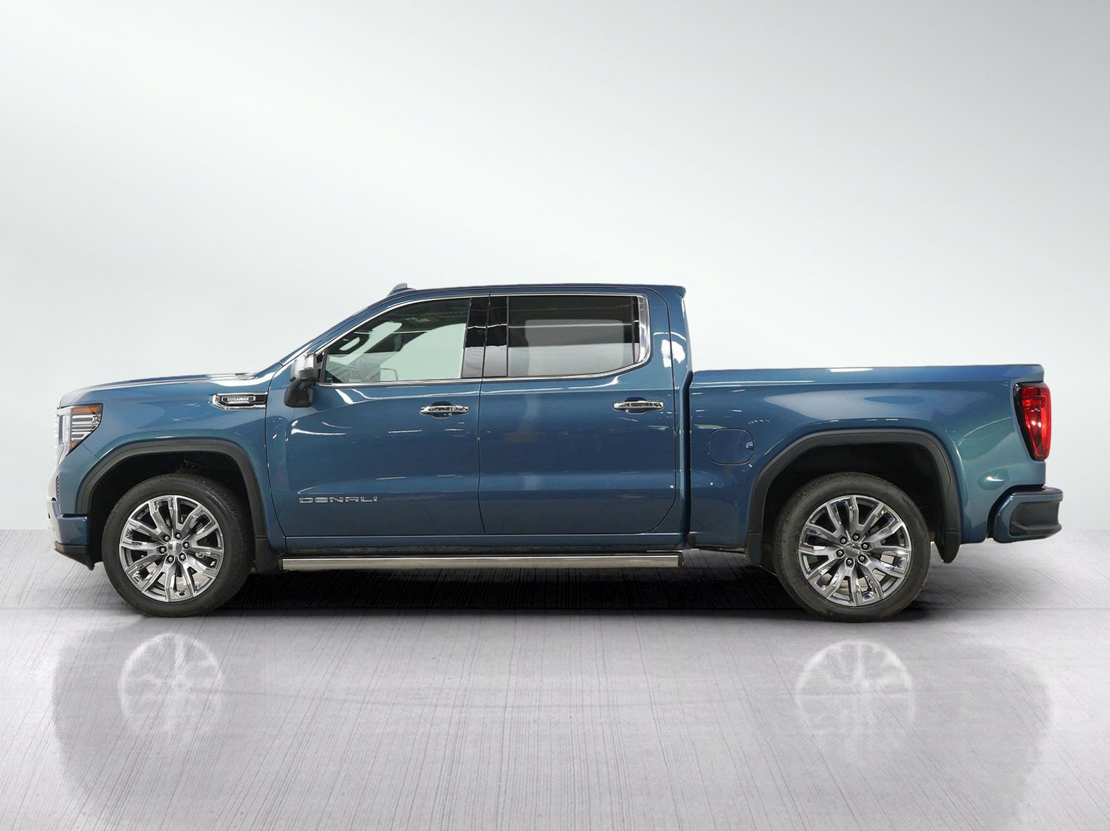 Used 2025 GMC Sierra 1500 Denali w/ Denali Reserve Package AWD/4WD image 2