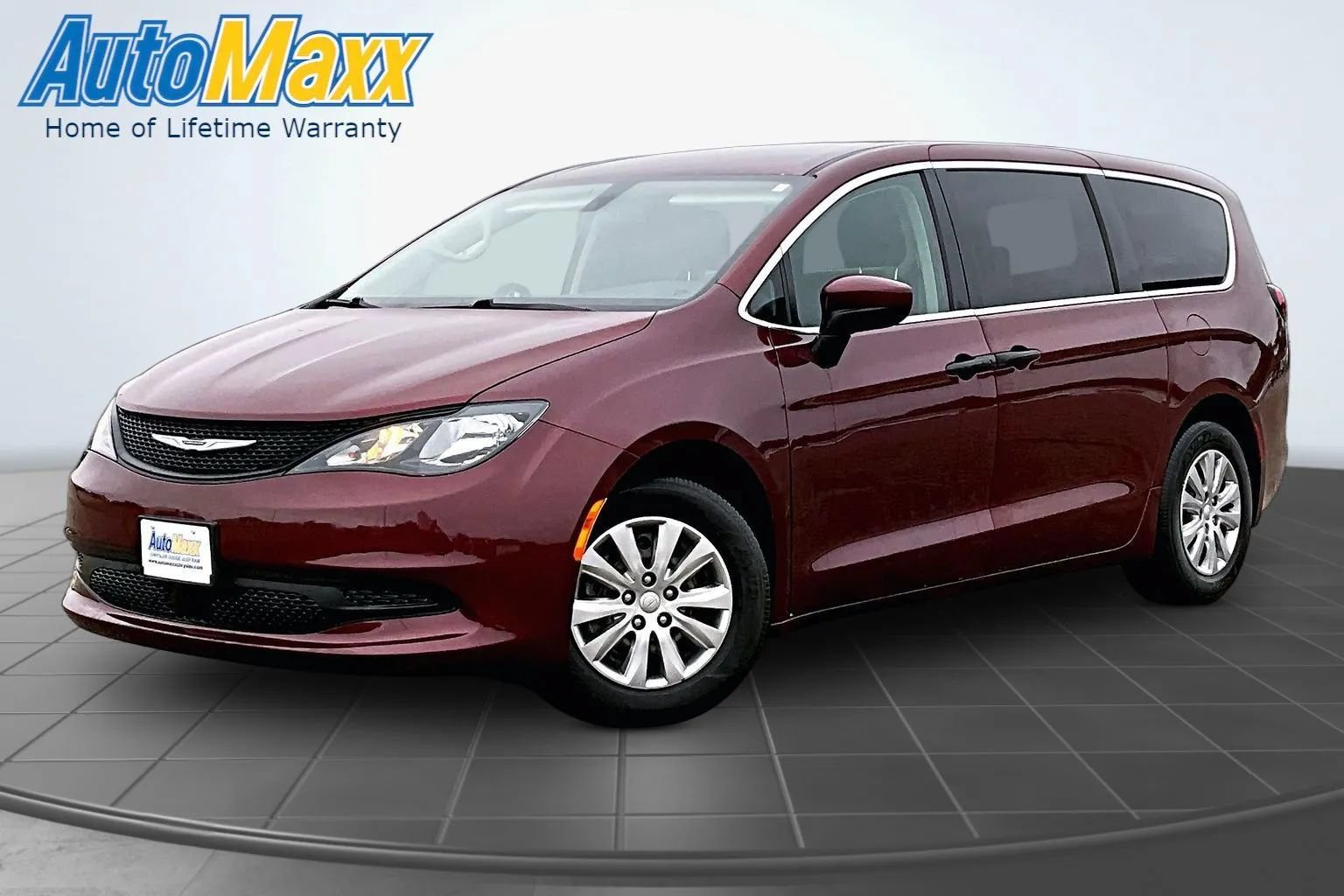 Used 2021 Chrysler Voyager L FWD image 1