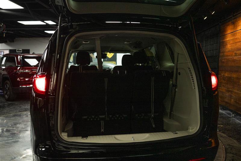 Used 2024 Chrysler Voyager LX image 7