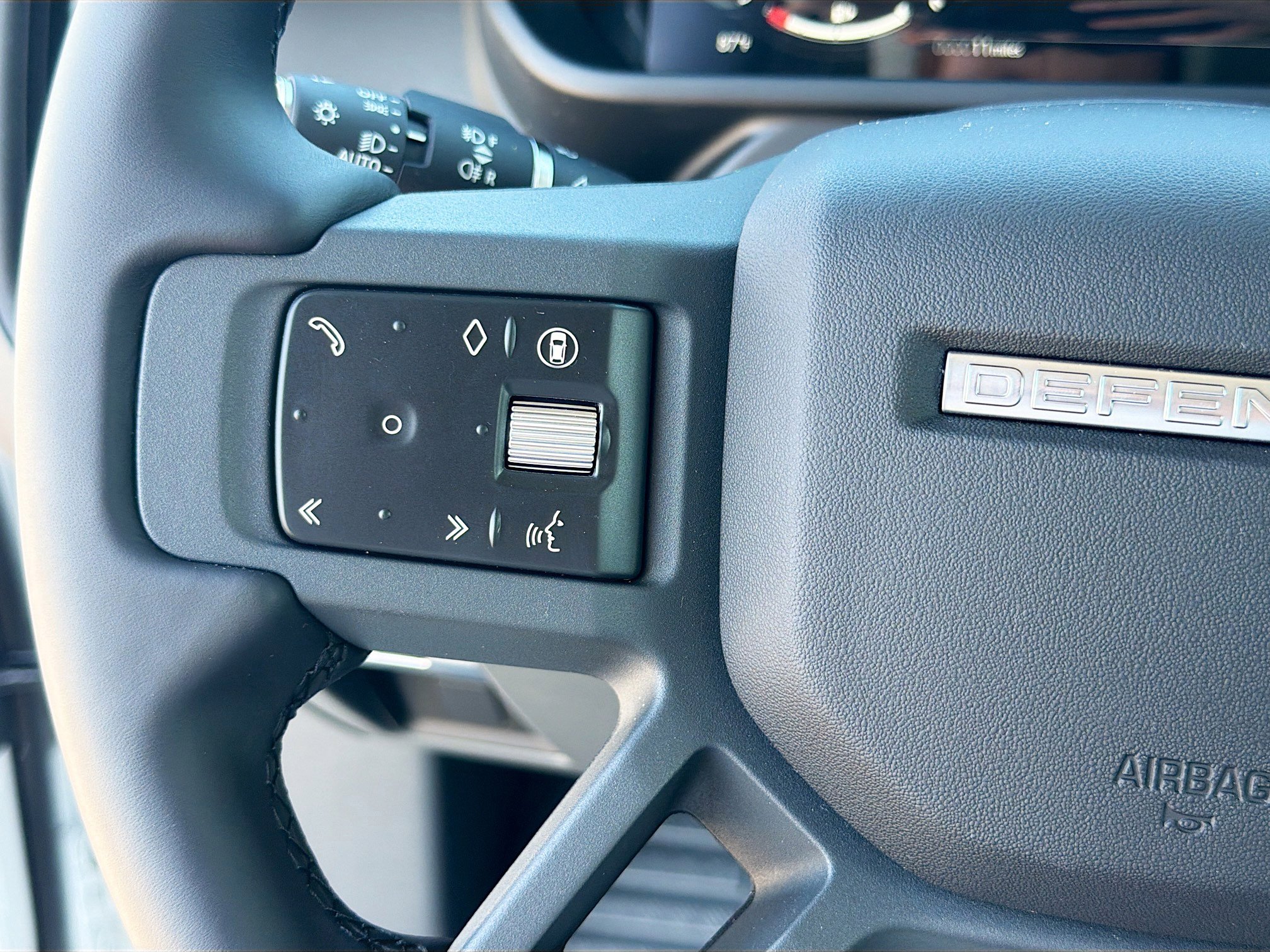 New 2026 Land Rover Defender 110 X-Dynamic SE AWD/4WD image 38