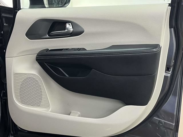 Used 2023 Chrysler Pacifica Touring-L FWD image 28