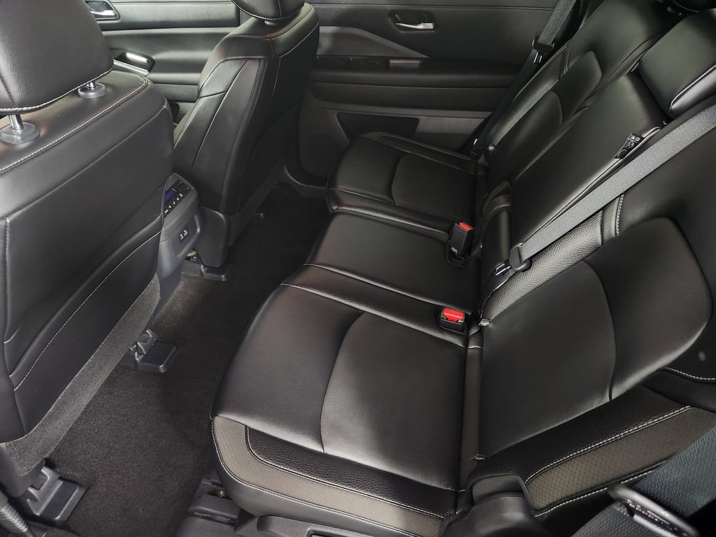 Used 2024 Nissan Pathfinder SL AWD/4WD image 16