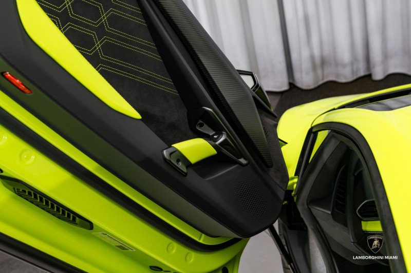 Used 2024 Lamborghini Revuelto image 39