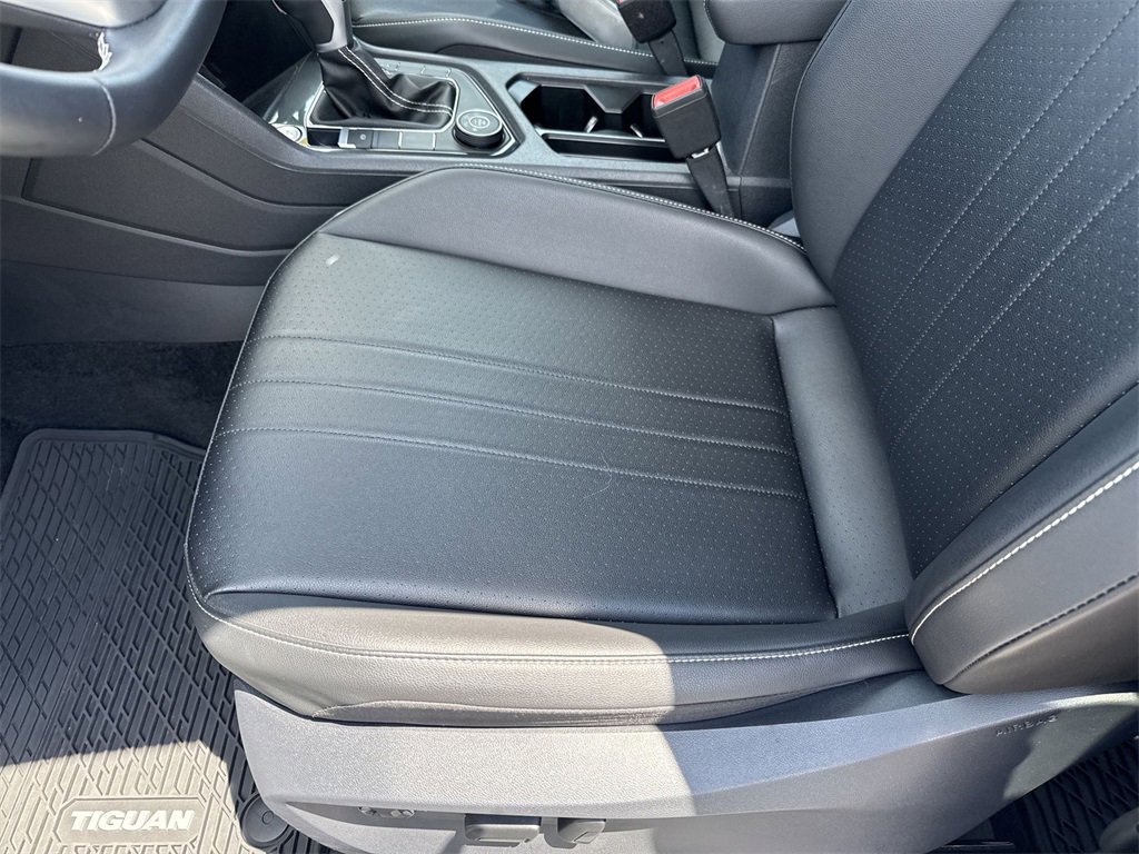 Used 2024 Volkswagen Tiguan SE image 9