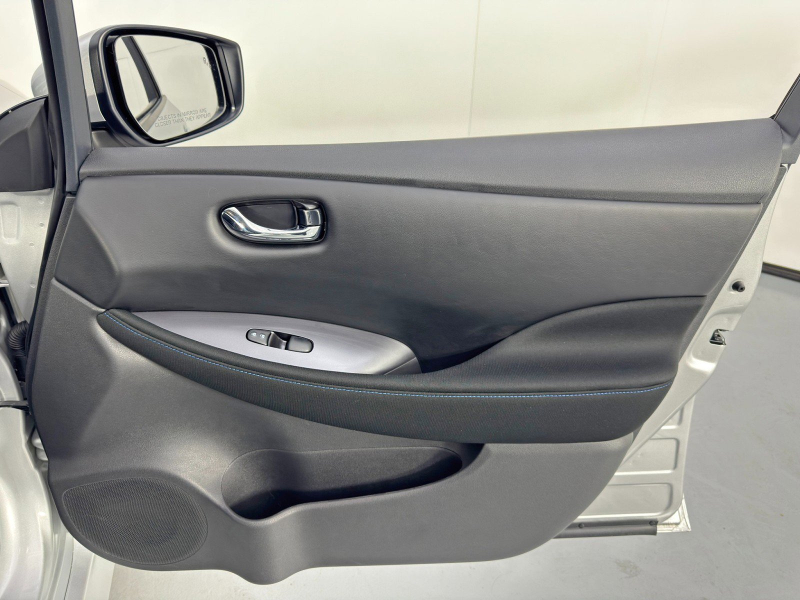 Used 2025 Nissan Leaf S image 35