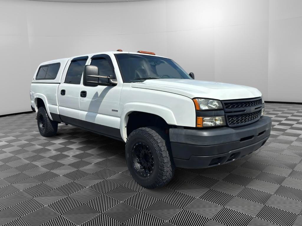 Used 2005 Chevrolet Silverado 2500 LS w/ Heavy-Duty Power Package AWD/4WD image 2