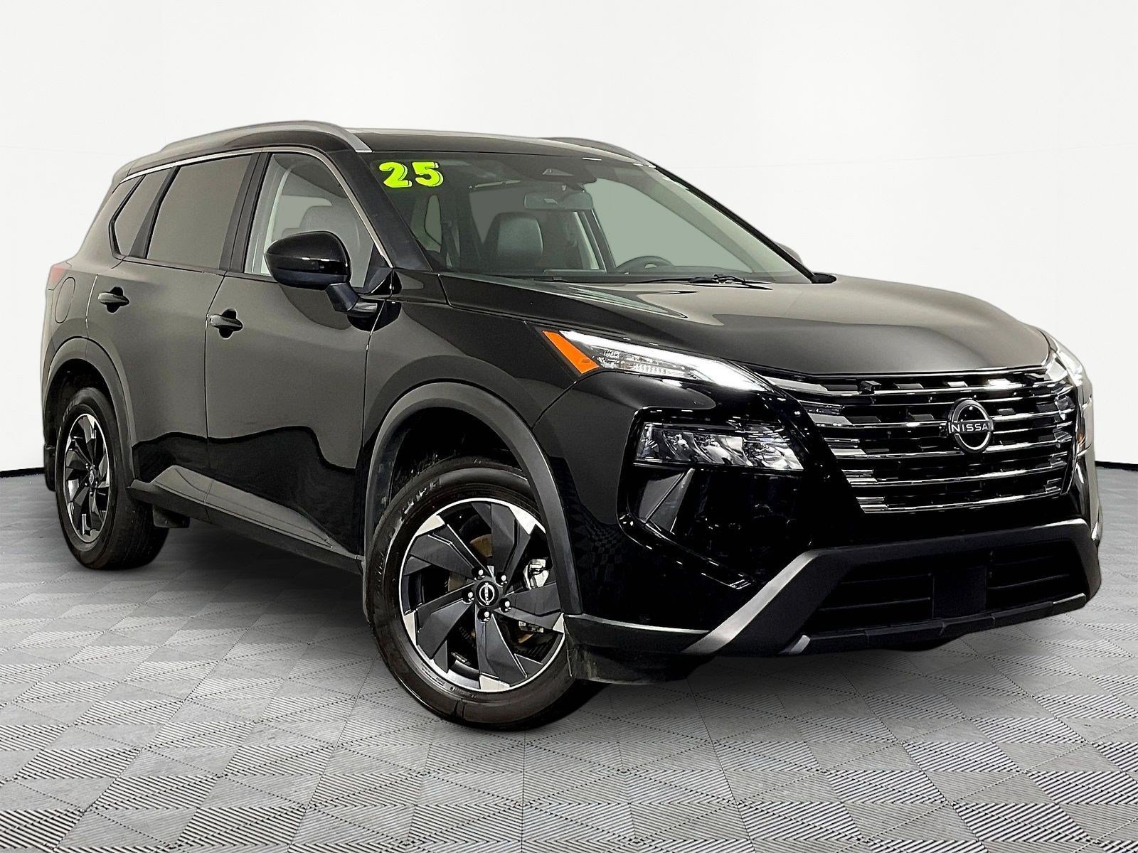 Used 2025 Nissan Rogue SV w/ SV Premium Package FWD image 3