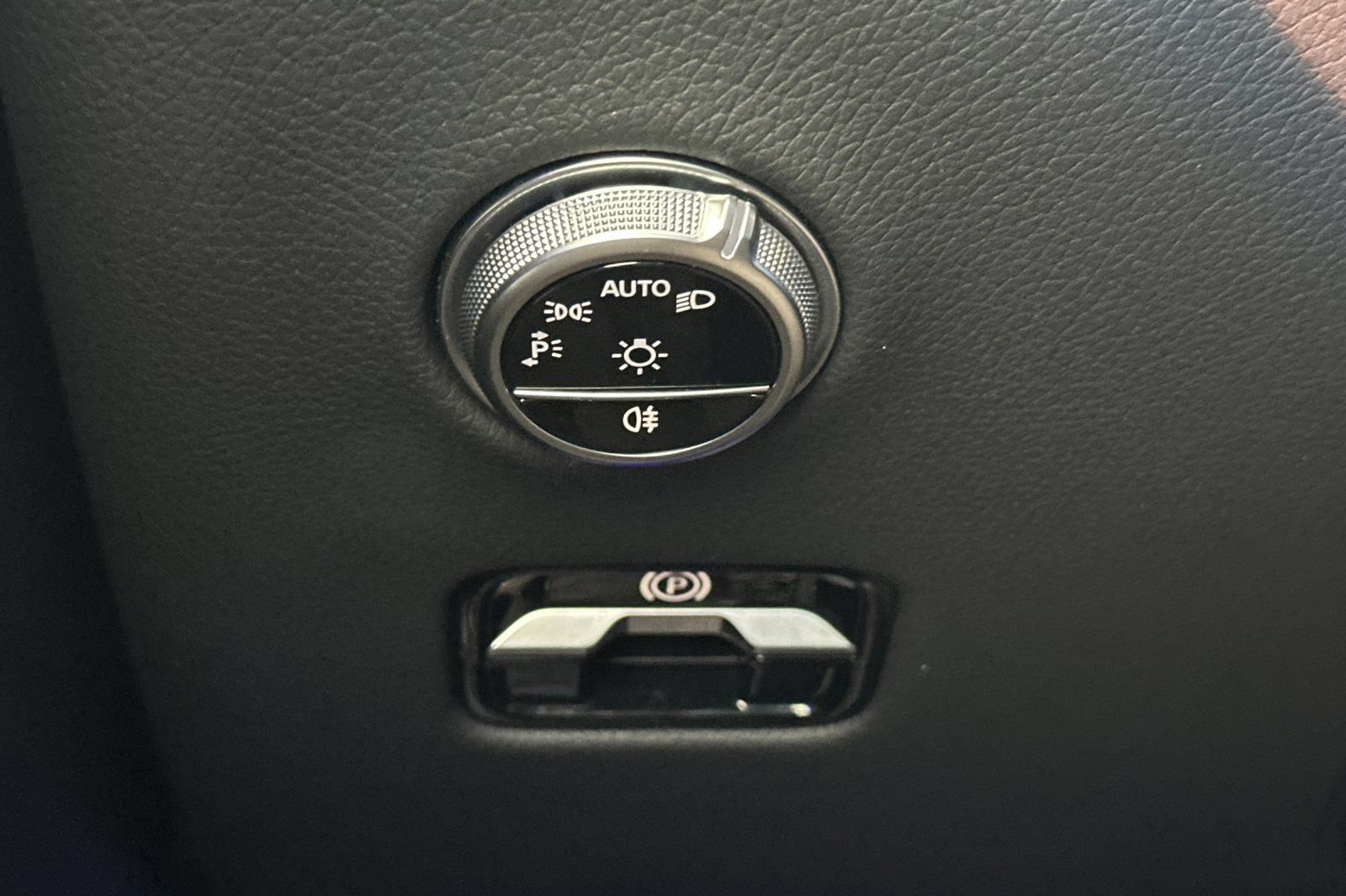 Used 2024 Mercedes-Benz GLC 300 image 36
