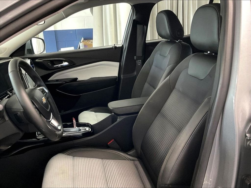 Used 2025 Chevrolet Trax LT w/ LT Convenience Package FWD image 10