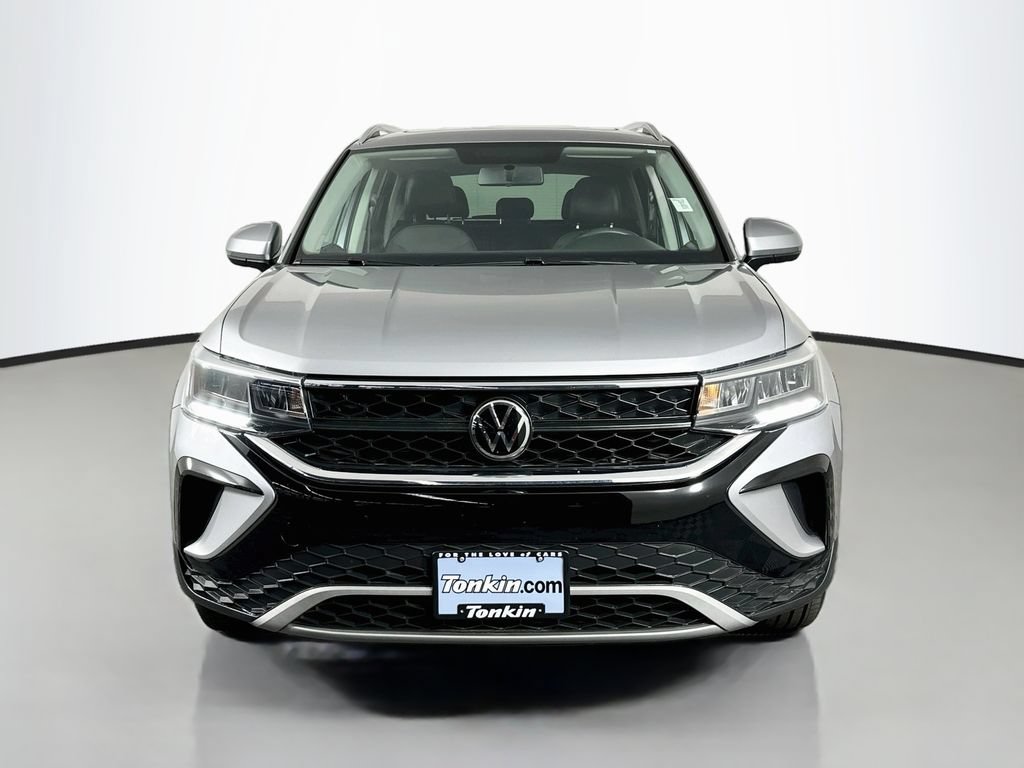 Used 2022 Volkswagen Taos SE w/ Panoramic Sunroof Package FWD image 3