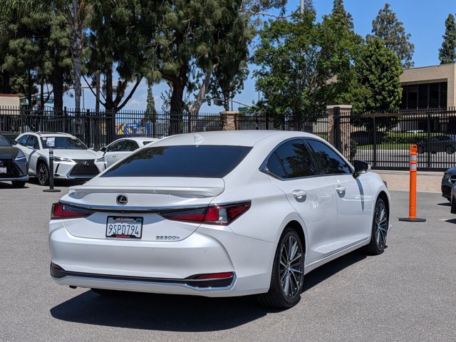 Used 2025 Lexus ES 300h w/ Premium Package FWD image 5