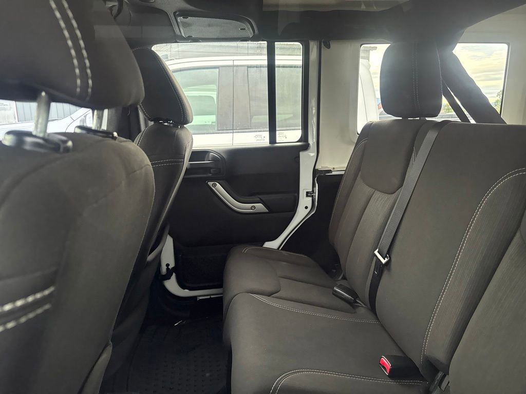 Used 2016 Jeep Wrangler Unlimited Rubicon w/ Connectivity Group AWD/4WD image 8
