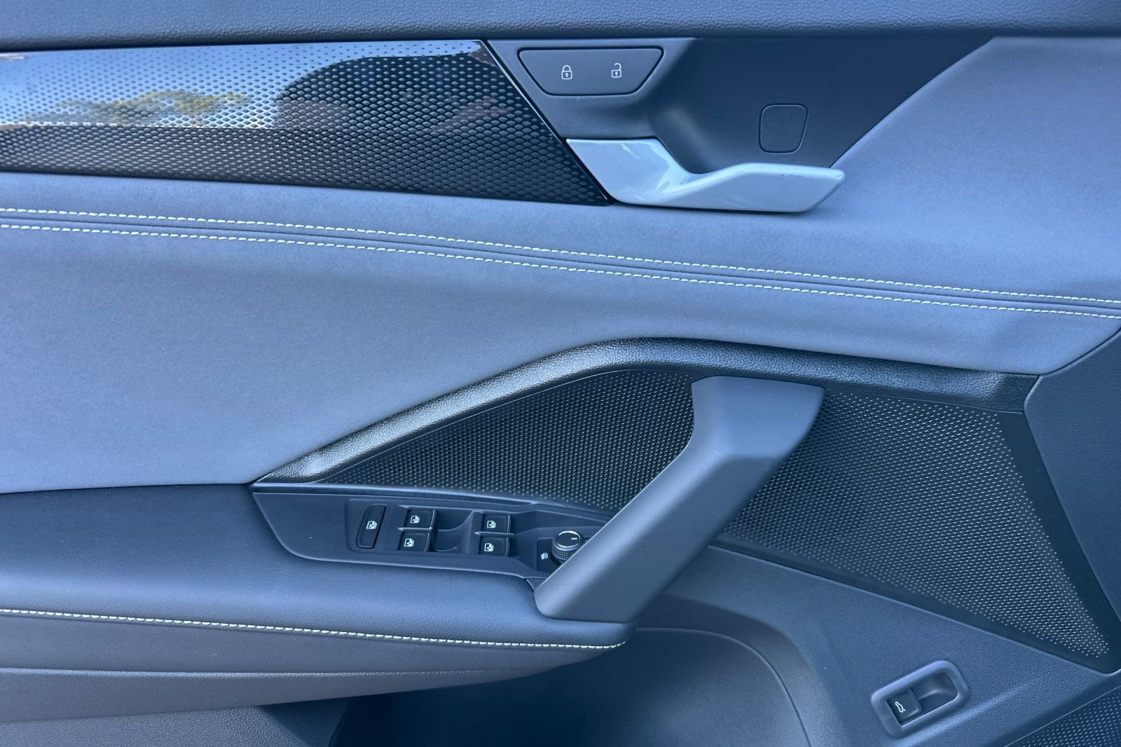 New 2026 Volkswagen Tiguan SE R-Line image 10