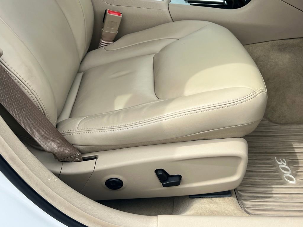 Used 2013 Chrysler 300 AWD w/ Driver Convenience Group image 16