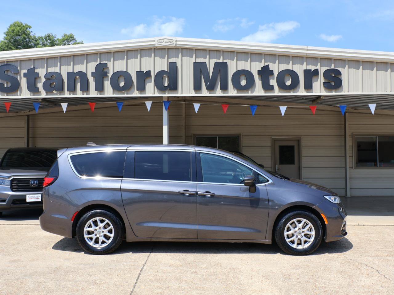 Used 2025 Chrysler Pacifica Select
