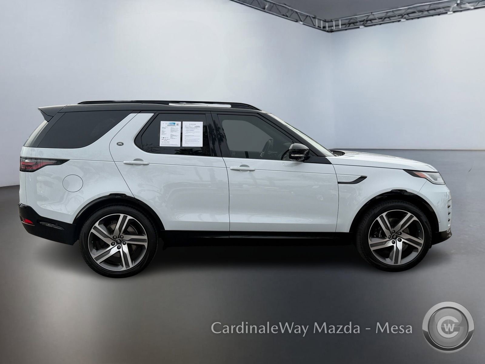 Used 2023 Land Rover Discovery Metropolitan Edition image 3