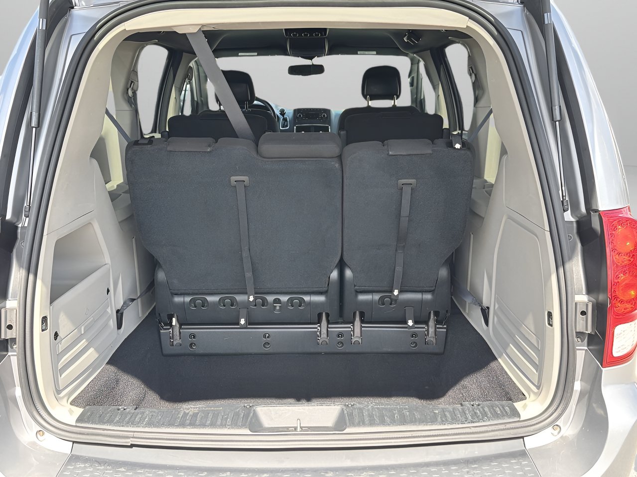 Used 2016 Dodge Grand Caravan SE FWD image 8