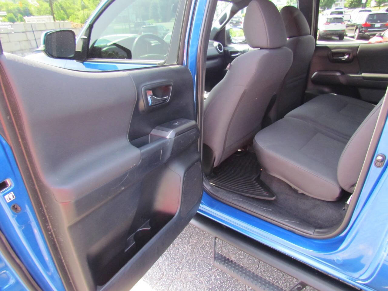 Used 2017 Toyota Tacoma TRD Sport image 12