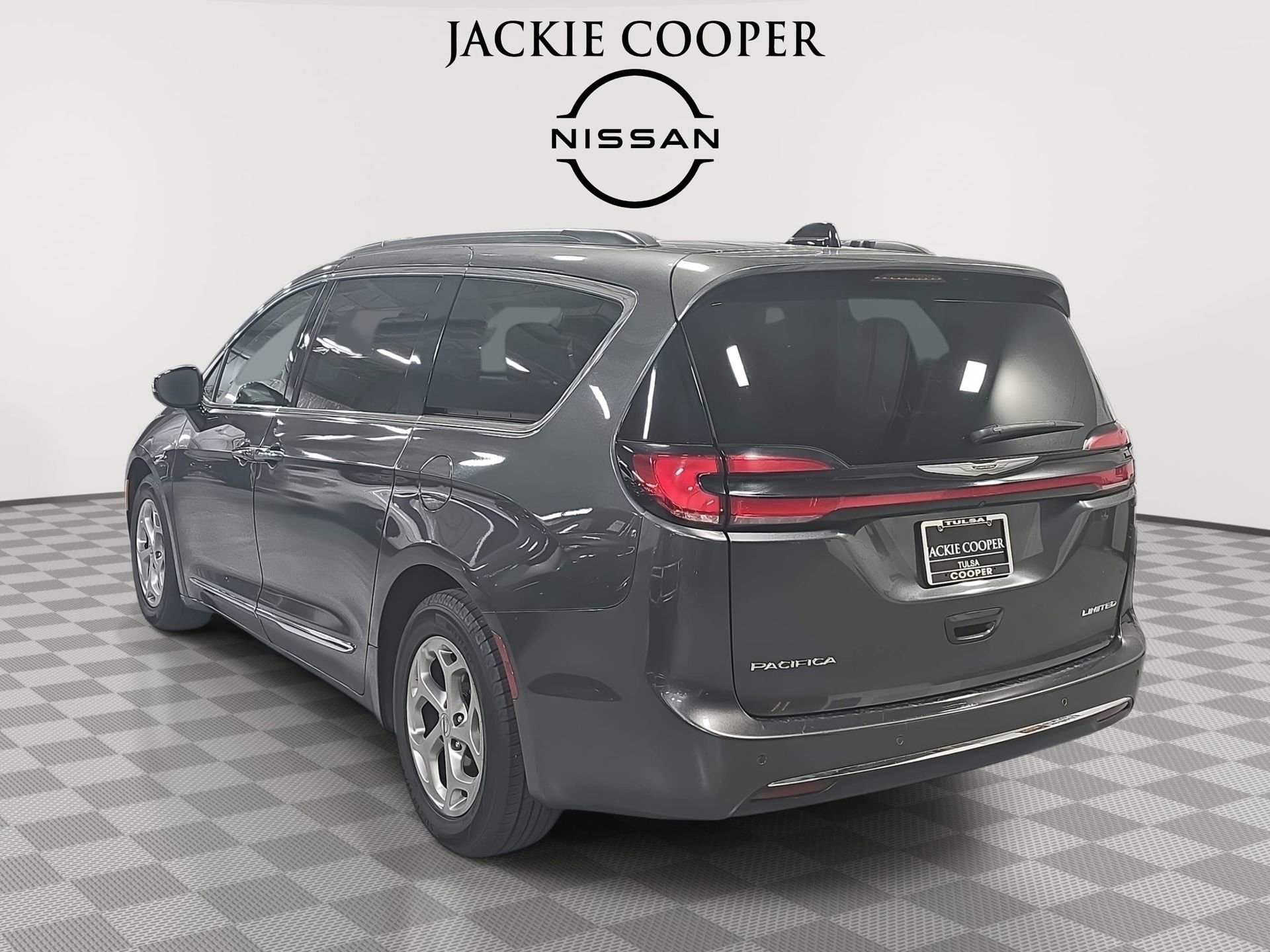 Used 2023 Chrysler Pacifica Limited image 7