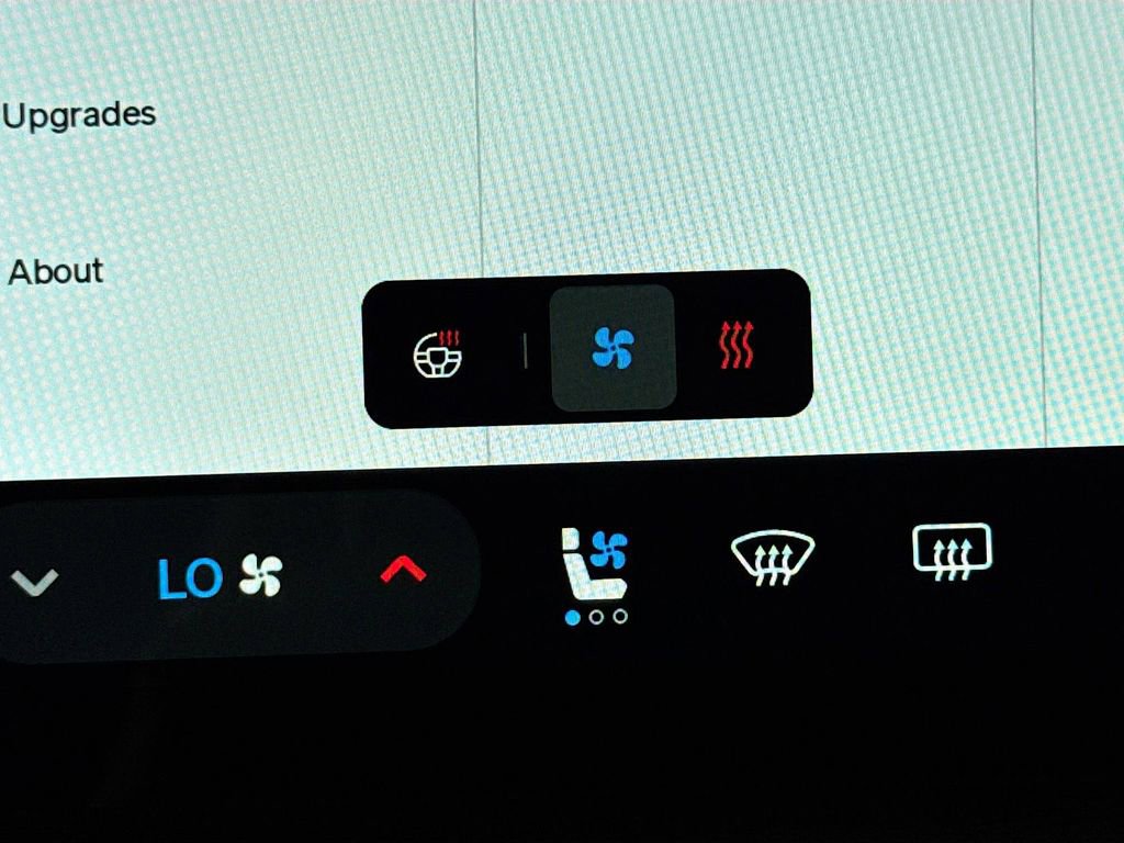 Used 2025 Rivian R1S Adventure image 23