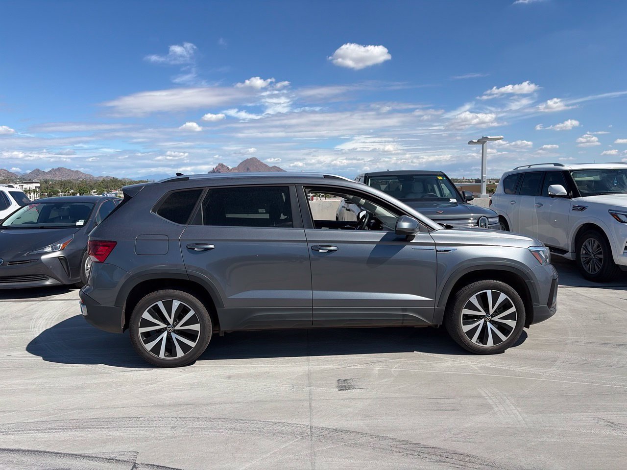 Used 2024 Volkswagen Taos SE FWD image 3