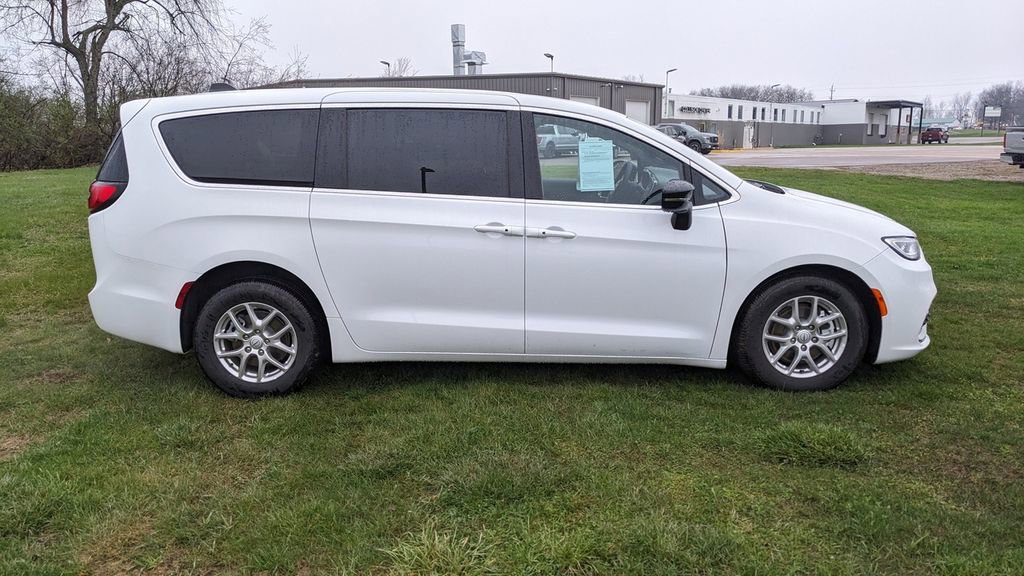 Used 2026 Chrysler Pacifica Select image 2