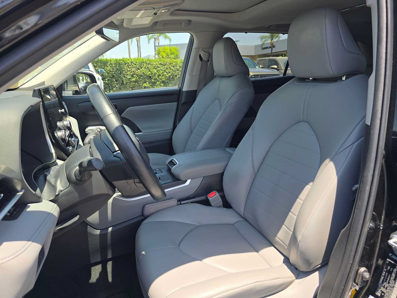 Used 2023 Toyota Highlander XLE FWD image 23