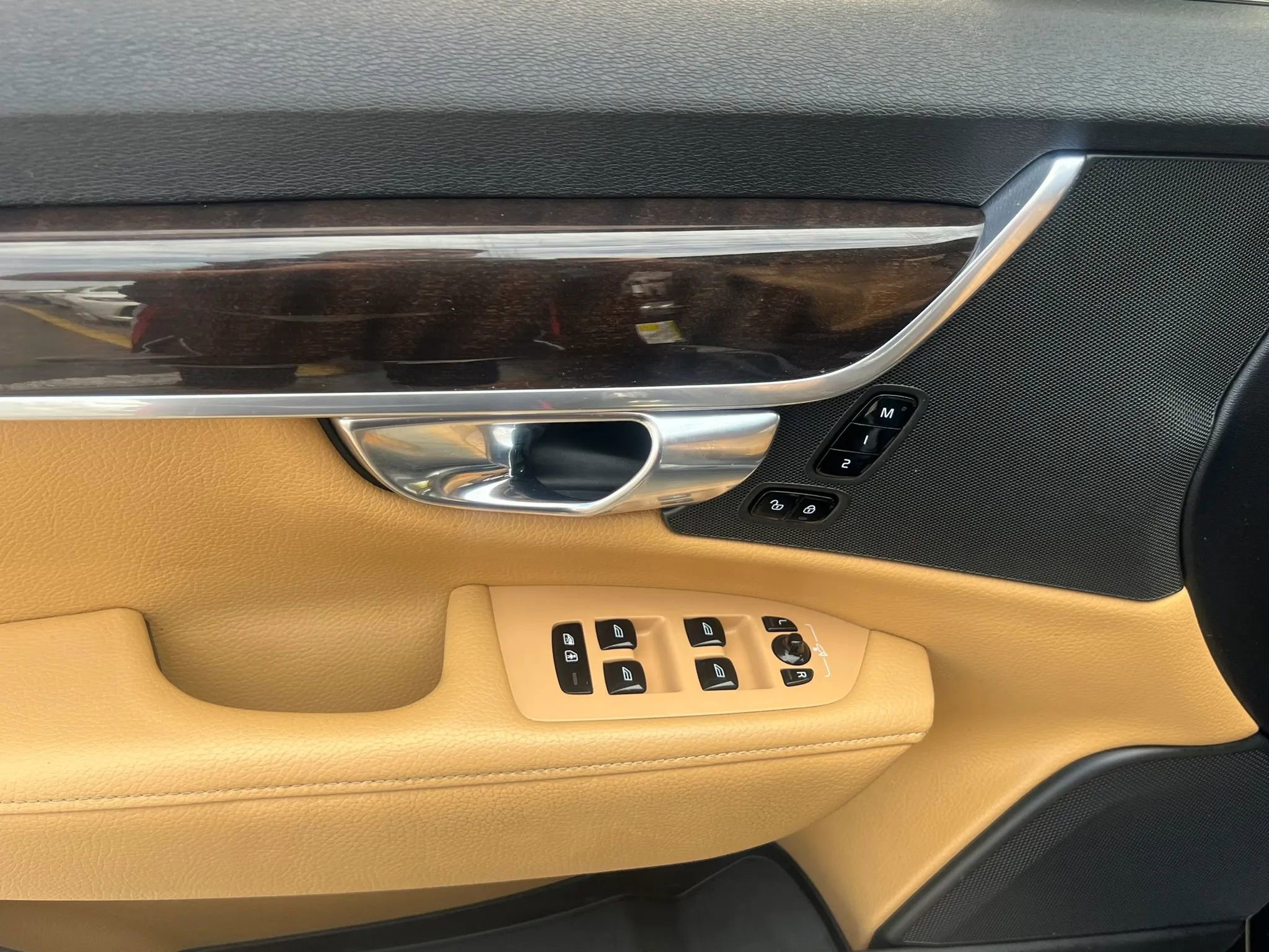 Used 2017 Volvo S90 T6 Momentum w/ Vision Package image 12