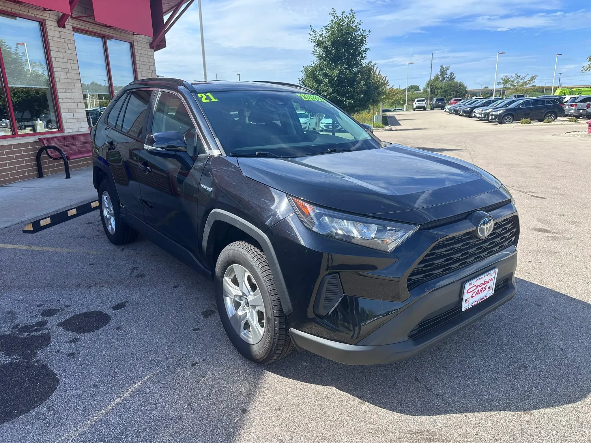 Used 2021 Toyota RAV4 LE AWD/4WD image 3