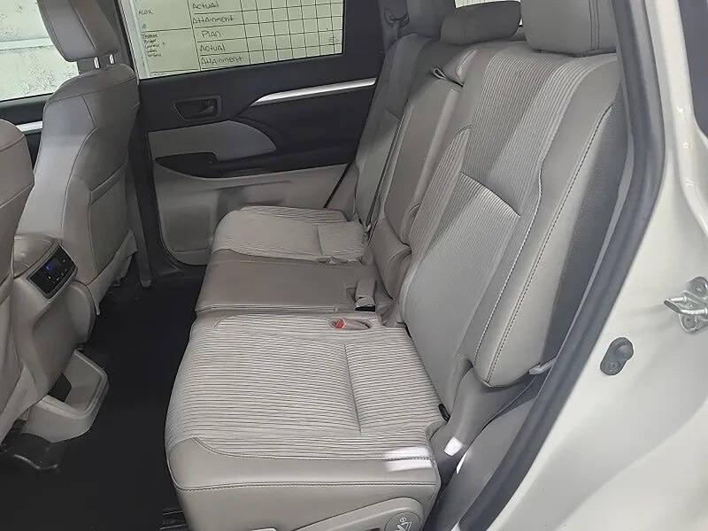 Used 2018 Toyota Highlander Plus w/ Carpet Mat Package (TMS) AWD/4WD image 7
