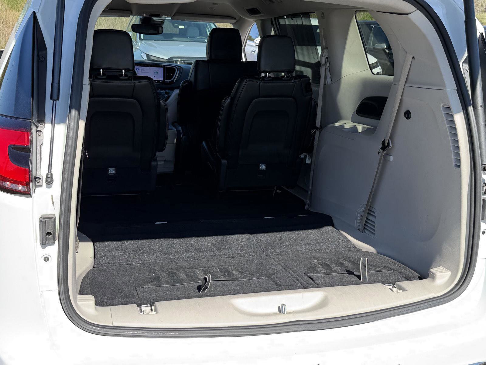 Used 2023 Chrysler Pacifica Touring-L image 22