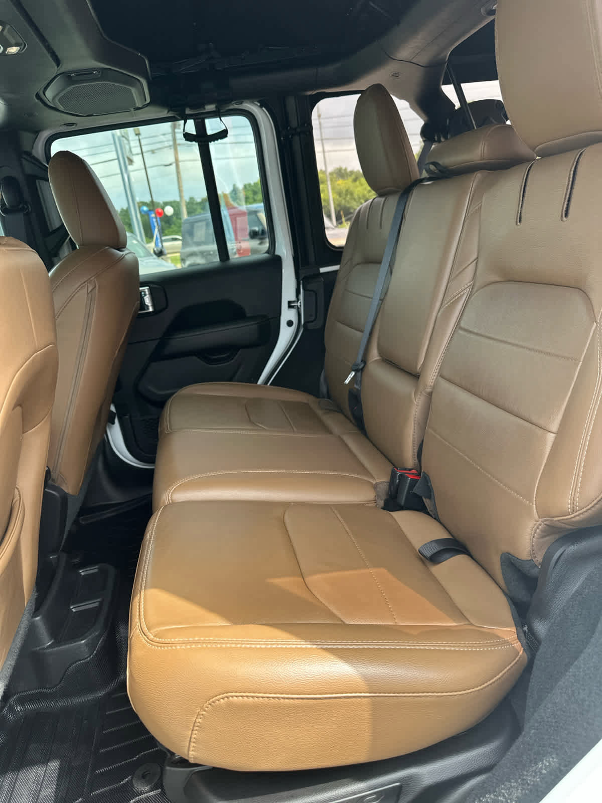 Used 2022 Jeep Wrangler Unlimited Sahara w/ Cold Weather Group image 11