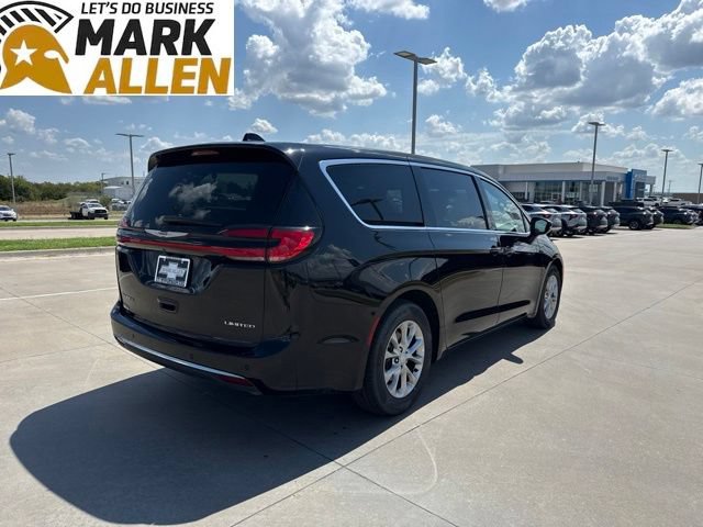 Used 2026 Chrysler Pacifica Limited FWD image 5