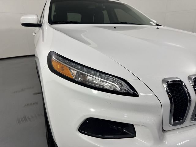 Used 2018 Jeep Cherokee Latitude Plus w/ Comfort/Convenience Group FWD image 28