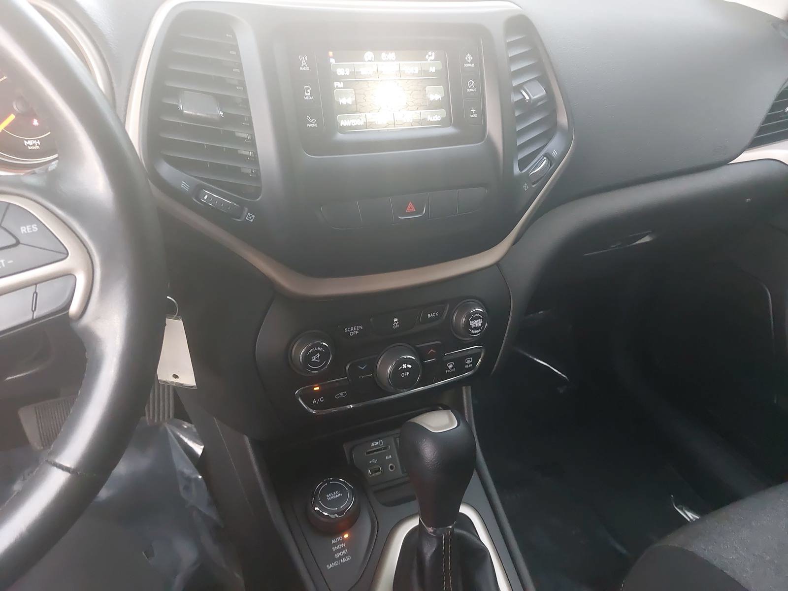 Used 2015 Jeep Cherokee Sport w/ Cold Weather Group AWD/4WD image 19