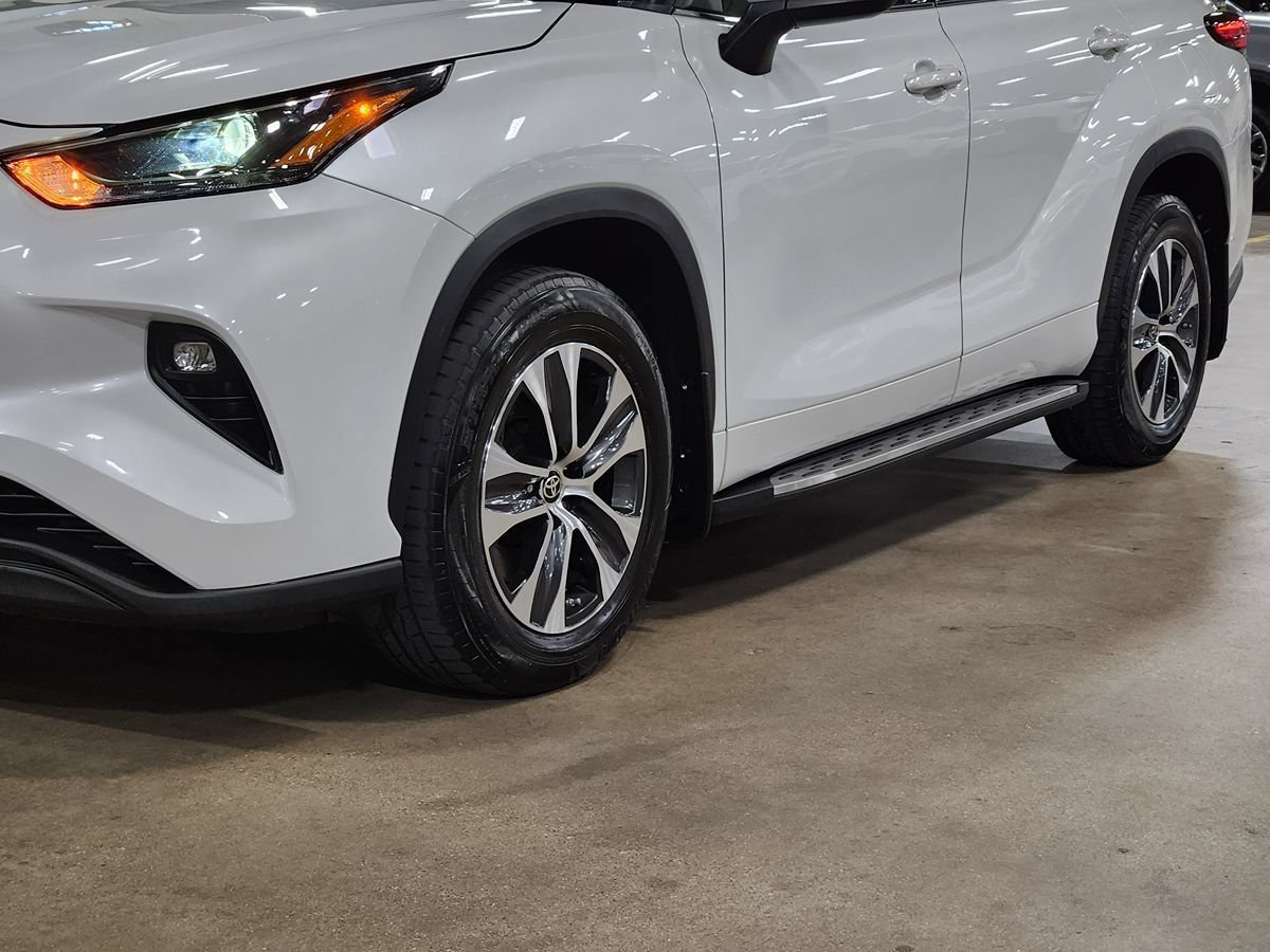 Used 2022 Toyota Highlander XLE AWD/4WD image 17