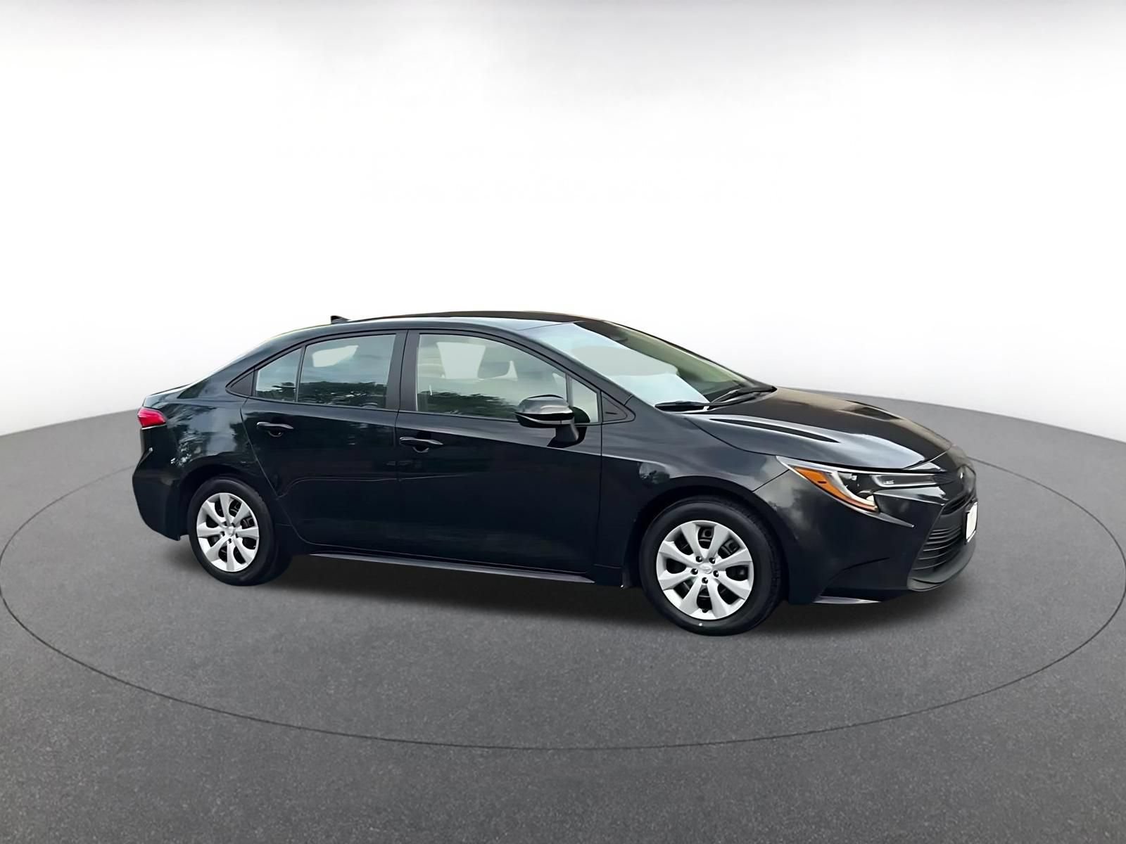 Used 2025 Toyota Corolla LE FWD image 2