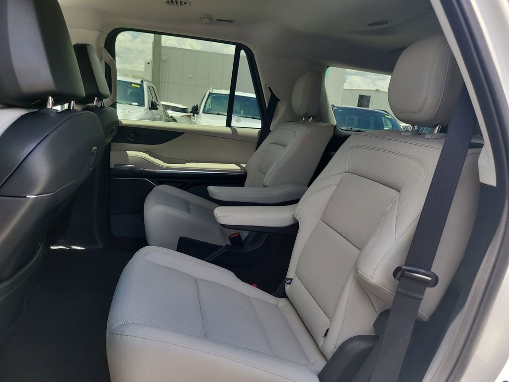Used 2026 Lincoln Navigator Premiere AWD/4WD image 13