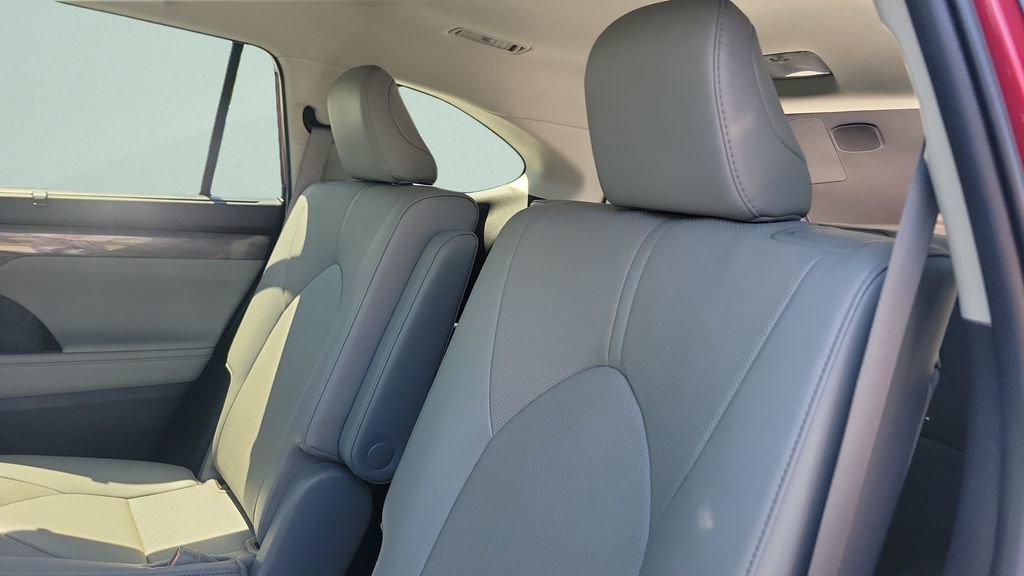 Used 2022 Toyota Highlander Limited FWD image 10