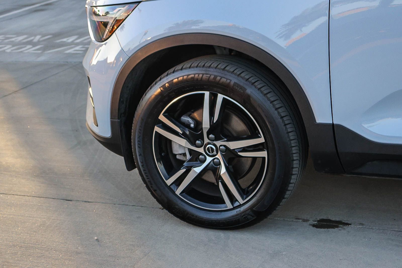 Used 2025 Volvo XC40 B5 Core image 10