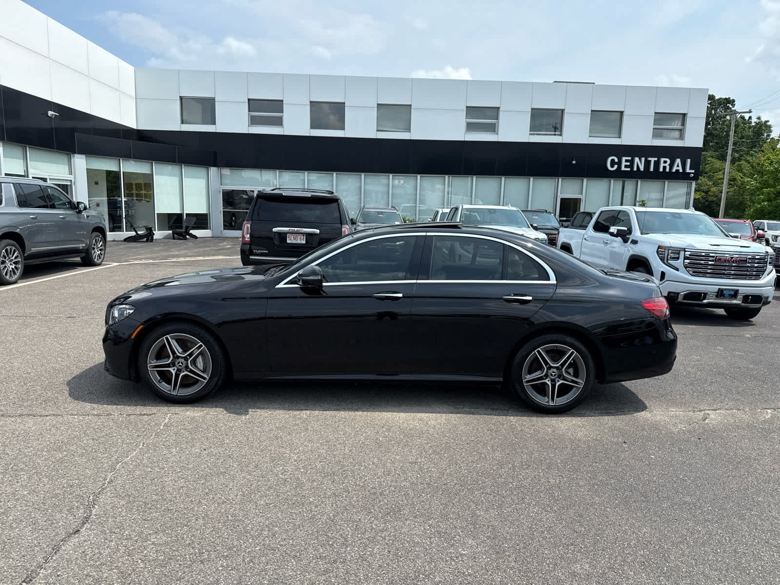 Used 2023 Mercedes-Benz E 350 4MATIC Sedan image 2
