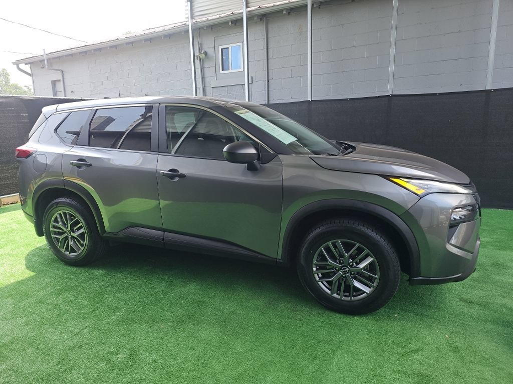 Used 2024 Nissan Rogue S AWD/4WD image 2