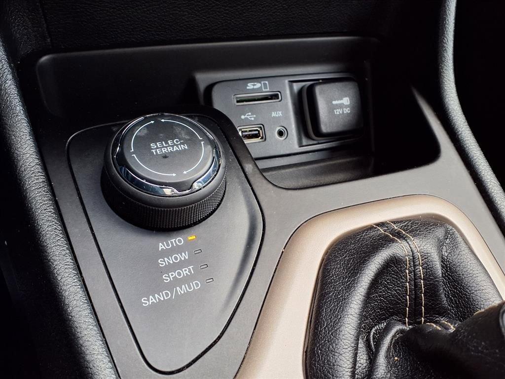 Used 2017 Jeep Cherokee Latitude w/ True North Edition image 25